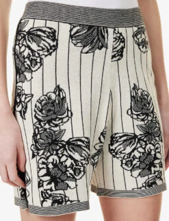 Joseph Floral-pattern Split-hem Knitted Shorts -VogueVibe Store R04095458 BLACKCOMBO ALT04